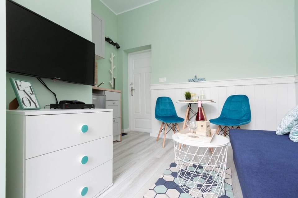 Bed, Kitchen or kitchenette, Living room, Food and drinks, Seating area, Dining area, Bedroom