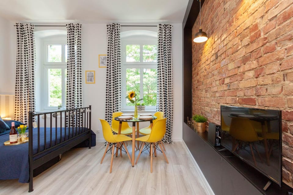 Bed, TV and multimedia, Living room, Seating area, Dining area, Bedroom