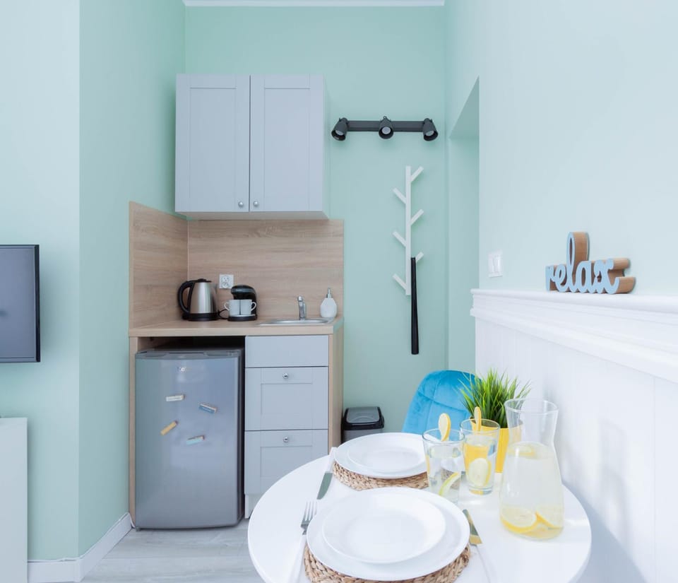 People, Coffee/tea facilities, View (from property/room), Kitchen or kitchenette, Food and drinks, Other, Photo of the whole room, Food, Guests, Meals, American breakfast, Drinks, children, young children, older children, group of guests, Family