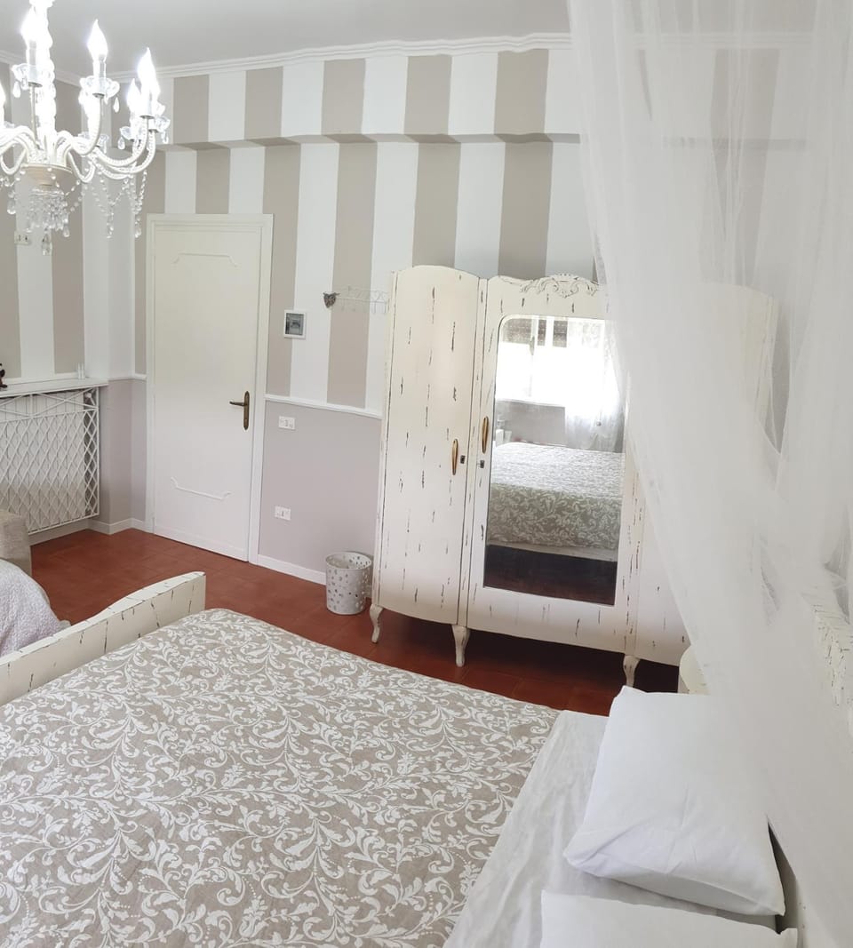 Bed, Photo of the whole room, bunk bed