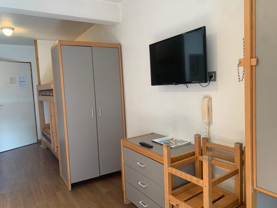 Studio PMR, 4 pers, centre-ville, parking, wifi - FR-1-512-131 Apartment in Les Allues