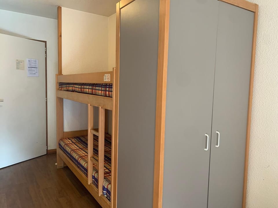 Studio PMR, 4 pers, centre-ville, parking, wifi - FR-1-512-131 Apartment in Les Allues