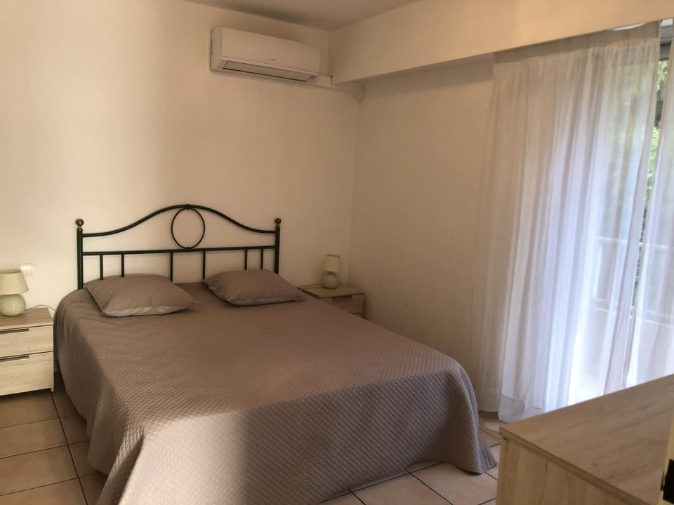 Appartement 2P avec Balcon, Clim, à 50m de la Plage et Centre-ville, WiFi et Parking Disponibles - FR-1-466A-3 Apartment in Saint-Raphael