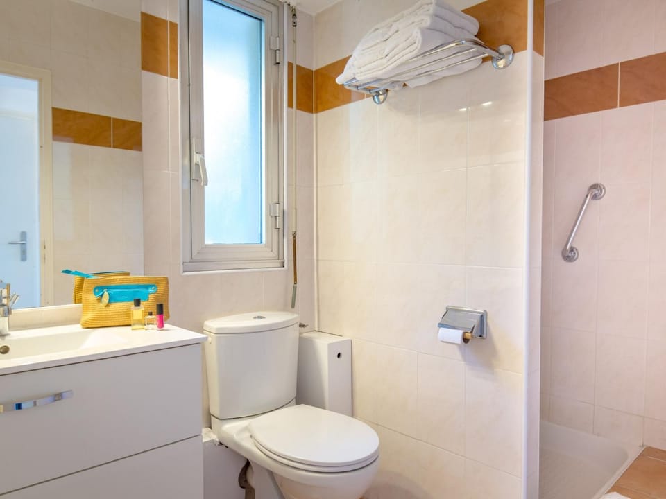 Appartement 2P avec Balcon, Clim, à 50m de la Plage et Centre-ville, WiFi et Parking Disponibles - FR-1-466A-3 Apartment in Saint-Raphael