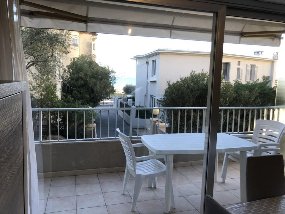 Studio climatisé proche plage, commerces et gare avec balcon, parking et wifi - FR-1-466A-5 Apartment in Saint-Raphael