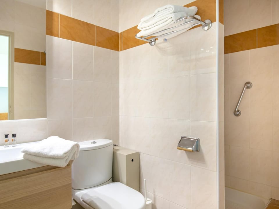 Studio climatisé 2/3 pers proche plage et commerces, balcon, Wi-Fi, parking dispo - FR-1-466A-7 Apartment in Saint-Raphael