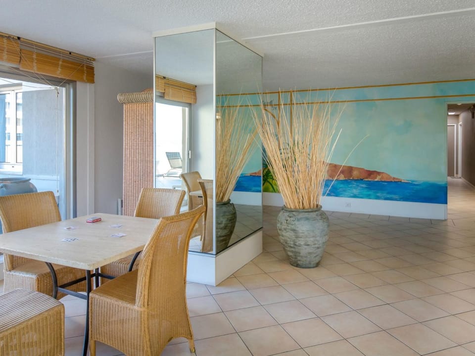 Appartement climatisé avec terrasse, à 50m de la plage et proche commerces, gare et centre-ville. - FR-1-466A-9 Apartment in Saint-Raphael