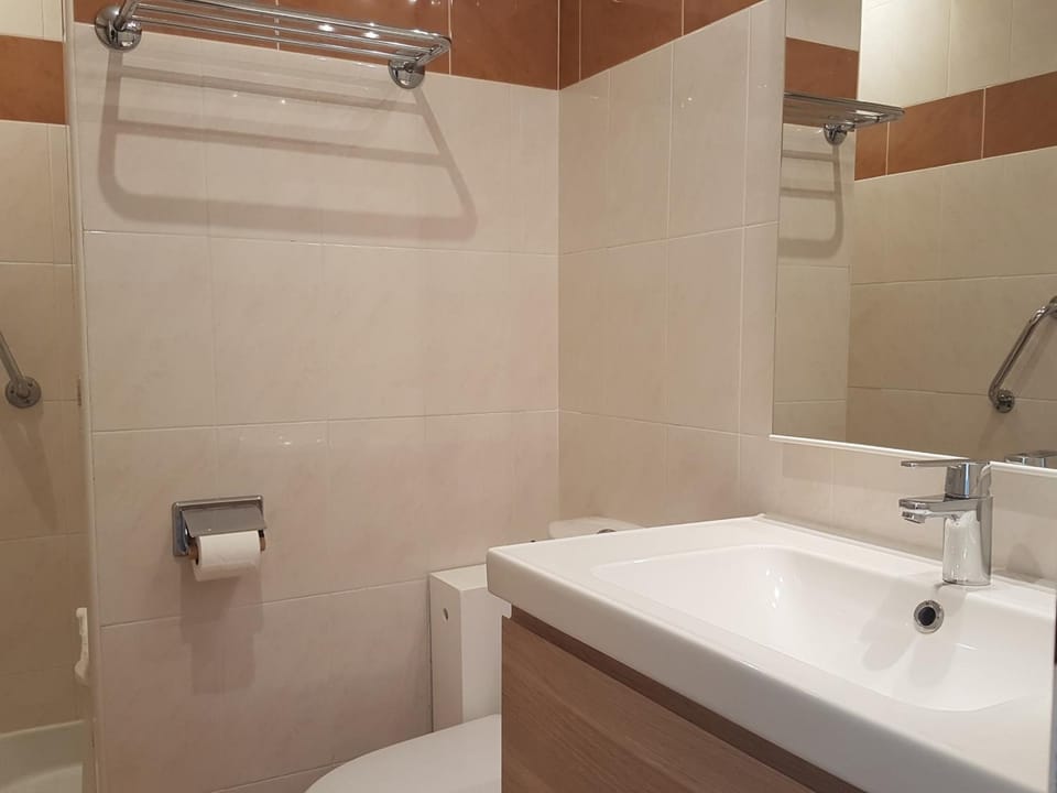Studio clim. proche plage, commerces & gare avec WiFi, parking en option - FR-1-466A-15 Apartment in Saint-Raphael