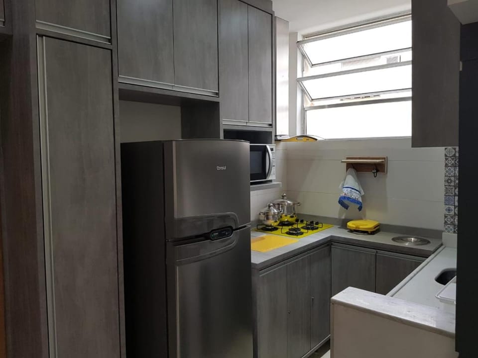 Kitchen or kitchenette, minibar