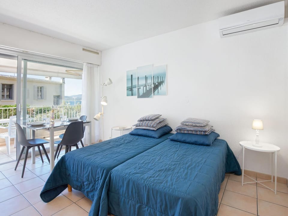 Studio Climatisé Proche Plage et Commerces avec Balcon, Wi-Fi et Parking - FR-1-466A-16 Apartment in Saint-Raphael