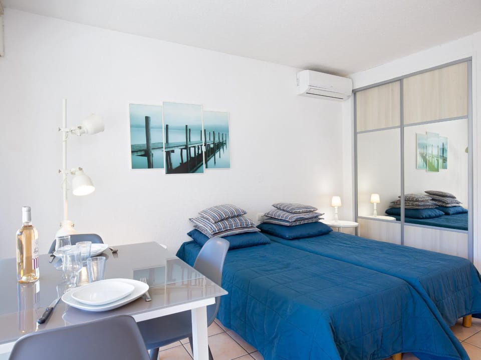 Studio Climatisé Proche Plage et Commerces avec Balcon, Wi-Fi et Parking - FR-1-466A-16 Apartment in Saint-Raphael