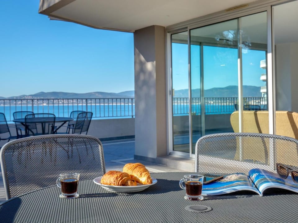 2 Pièces avec Balcon et Terrasse - Plage à 50m - Clim, WiFi, Parking - FR-1-466A-17 Apartment in Saint-Raphael
