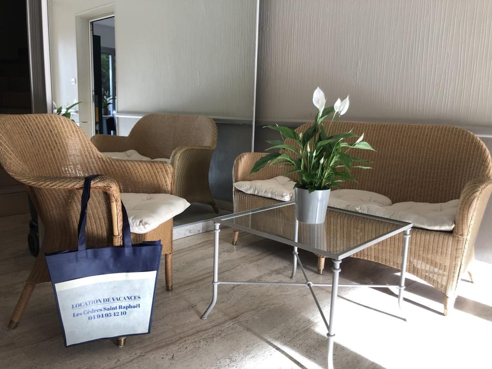 2 Pièces avec Balcon et Terrasse - Plage à 50m - Clim, WiFi, Parking - FR-1-466A-17 Apartment in Saint-Raphael