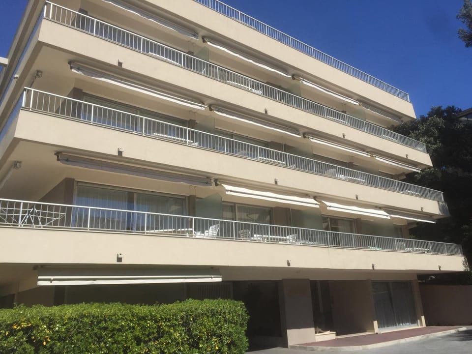 2 Pièces avec Balcon et Terrasse - Plage à 50m - Clim, WiFi, Parking - FR-1-466A-17 Apartment in Saint-Raphael