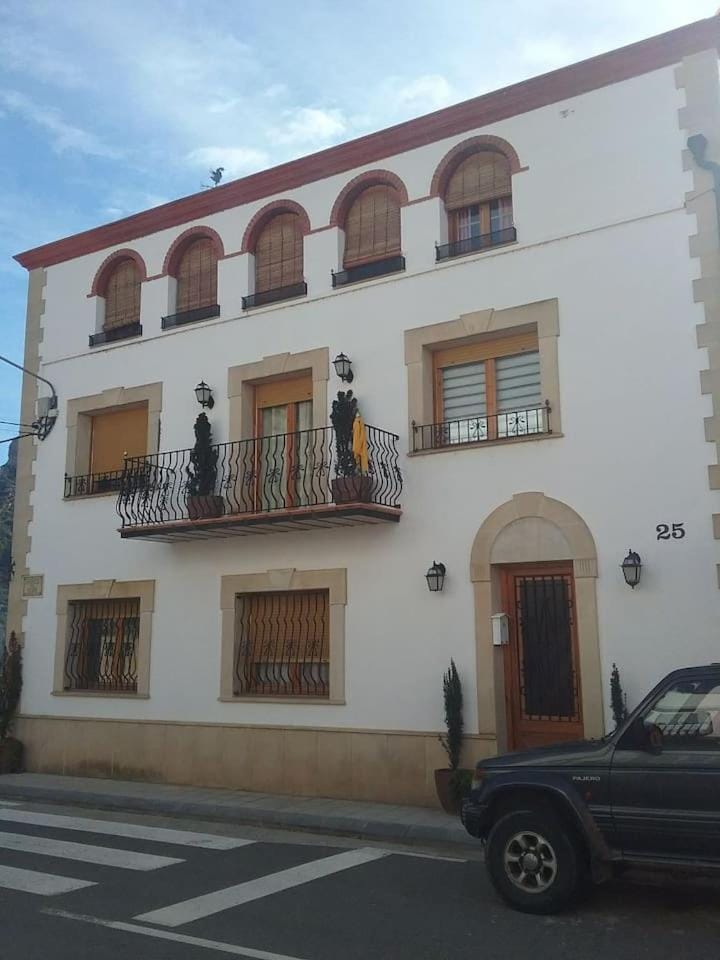 Apartamento a 1a linea Sant Llorenç de Montgai_ WhiteHouse Apartment in Catalonia