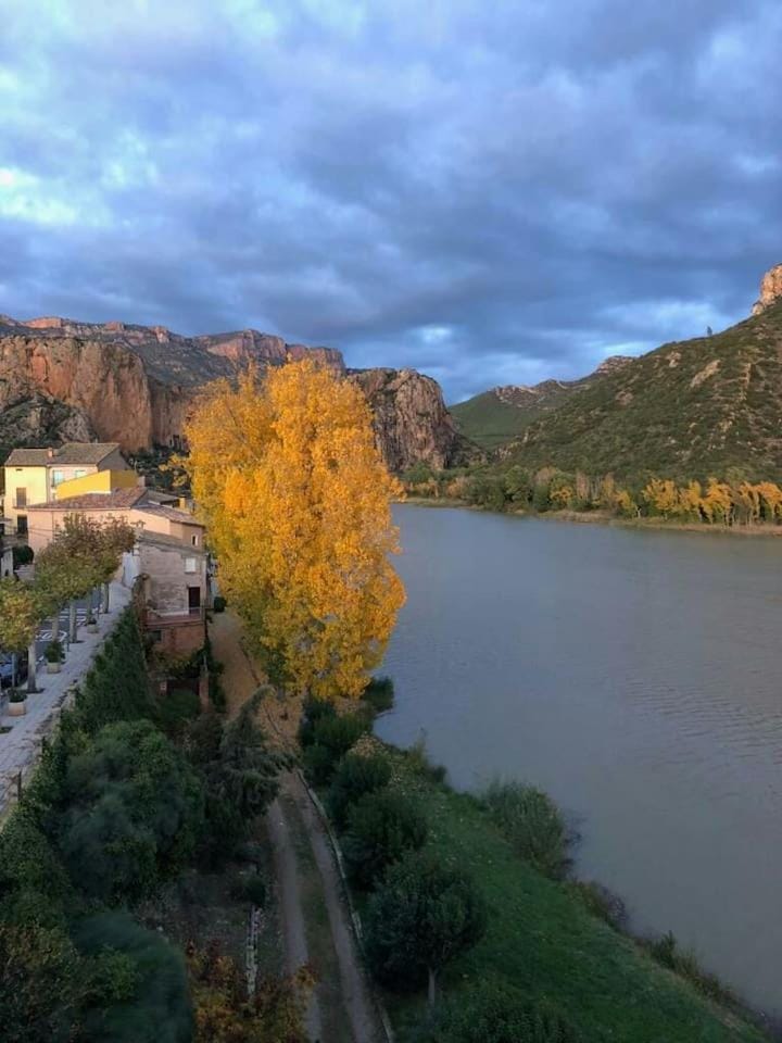 Apartamento a 1a linea Sant Llorenç de Montgai_ WhiteHouse Apartment in Catalonia