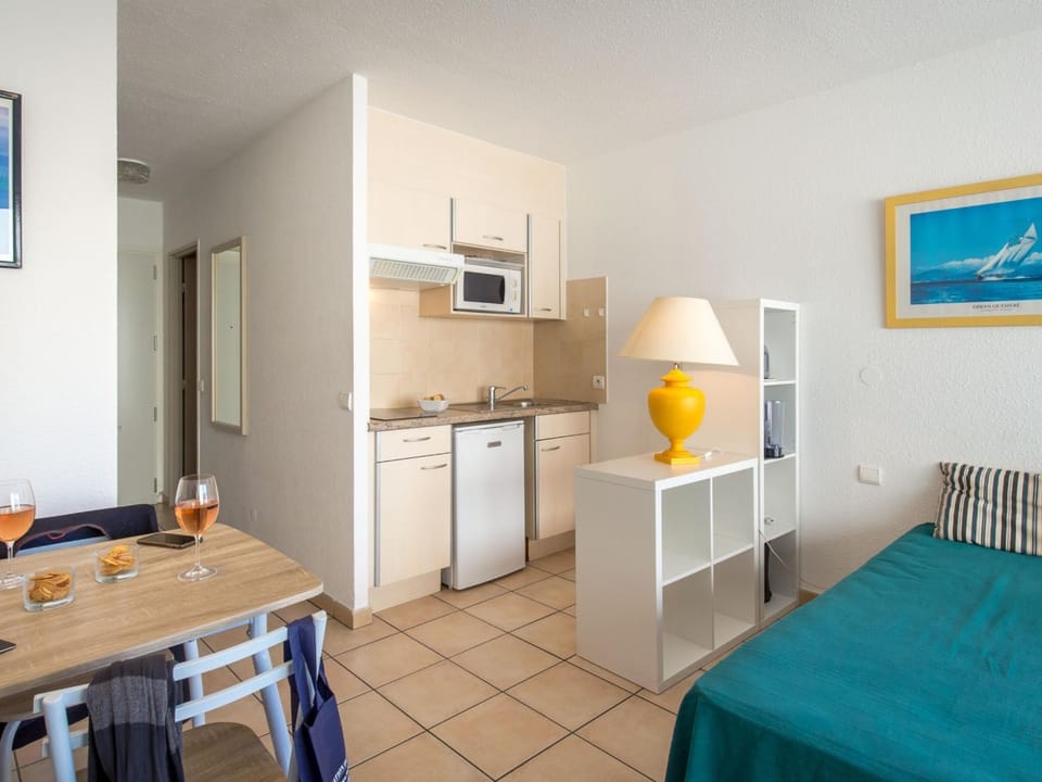 Studio proche plage et commerces avec clim, Wi-Fi et balcon - FR-1-466A-30 Apartment in Saint-Raphael