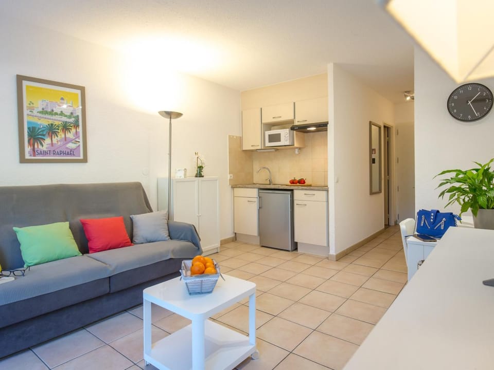Studio Climatisé Proche Plage et Commerces avec Balcon, Parking, et WiFi à Saint-Raphaël - FR-1-466A-32 Apartment in Saint-Raphael