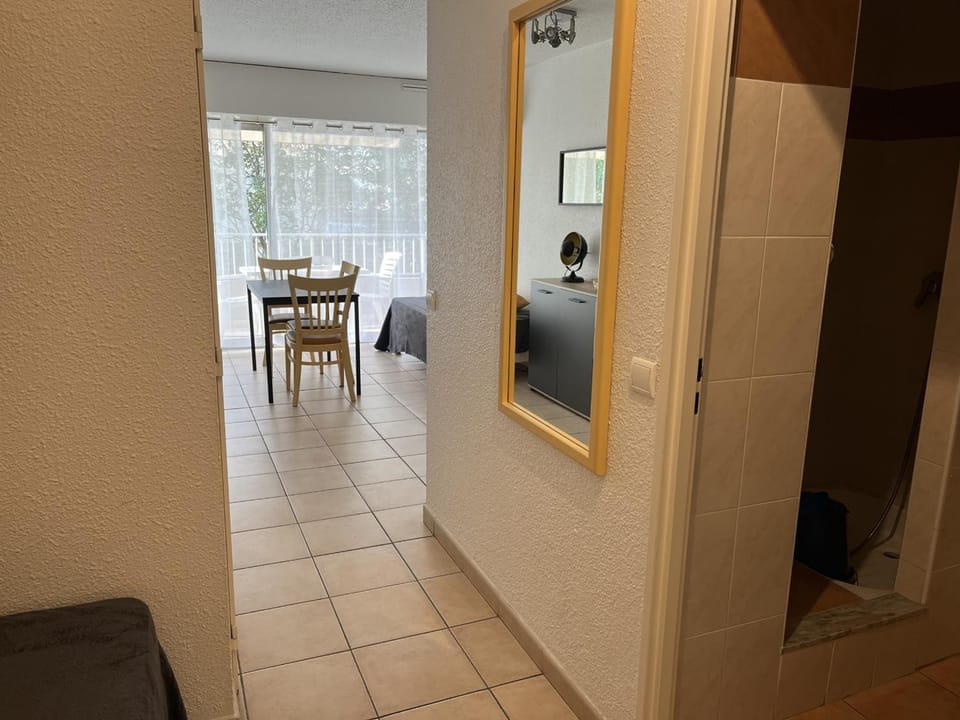 Studio climatisé pour 3 pers, à 50m de la plage, centre-ville Saint-Raphaël, WiFi, parking dispo - FR-1-466A-38 Apartment in Saint-Raphael