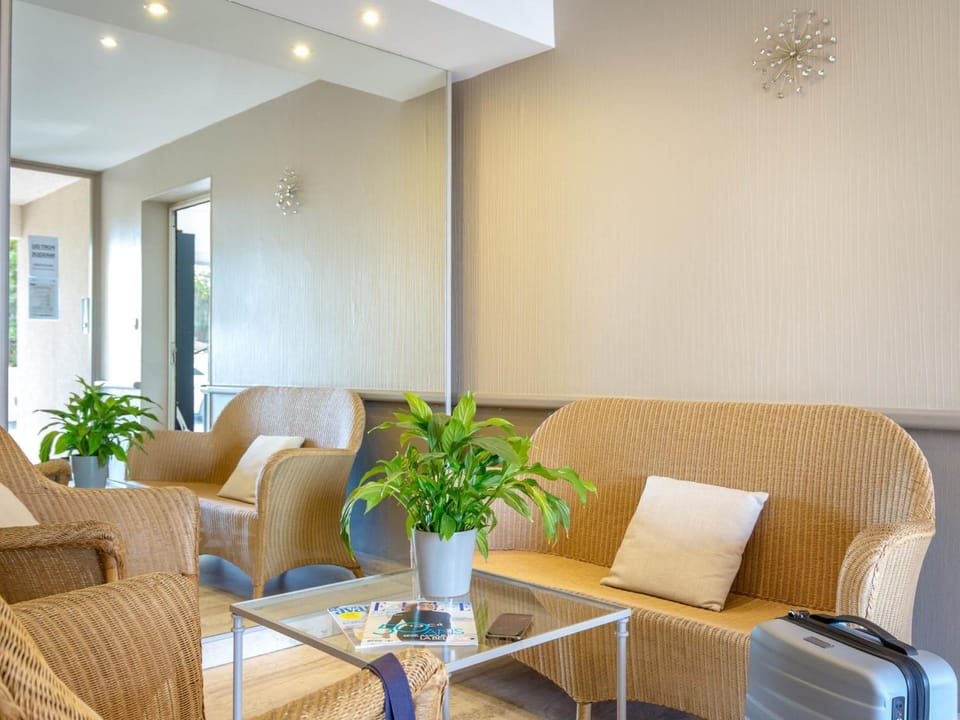 Studio climatisé pour 3 pers, à 50m de la plage, centre-ville Saint-Raphaël, WiFi, parking dispo - FR-1-466A-38 Apartment in Saint-Raphael