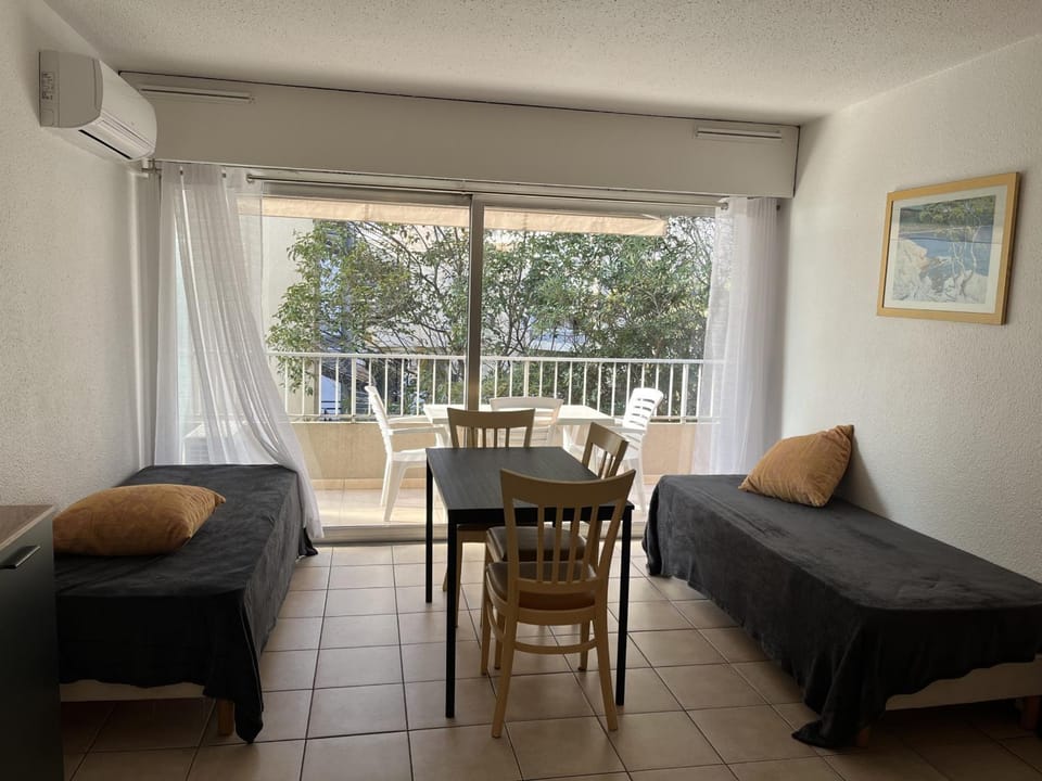Studio climatisé pour 3 pers, à 50m de la plage, centre-ville Saint-Raphaël, WiFi, parking dispo - FR-1-466A-38 Apartment in Saint-Raphael