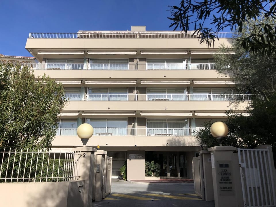 Studio climatisé proche plage et commerces, balcon, parking, linge et wifi disponibles - FR-1-466A-40 Apartment in Saint-Raphael