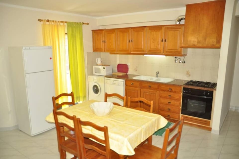 Kitchen or kitchenette, Seating area, Dining area, dishwasher, oven, stove