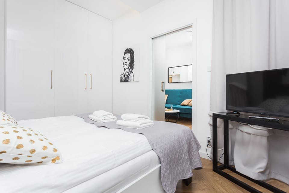 Bed, TV and multimedia, Photo of the whole room, Bedroom