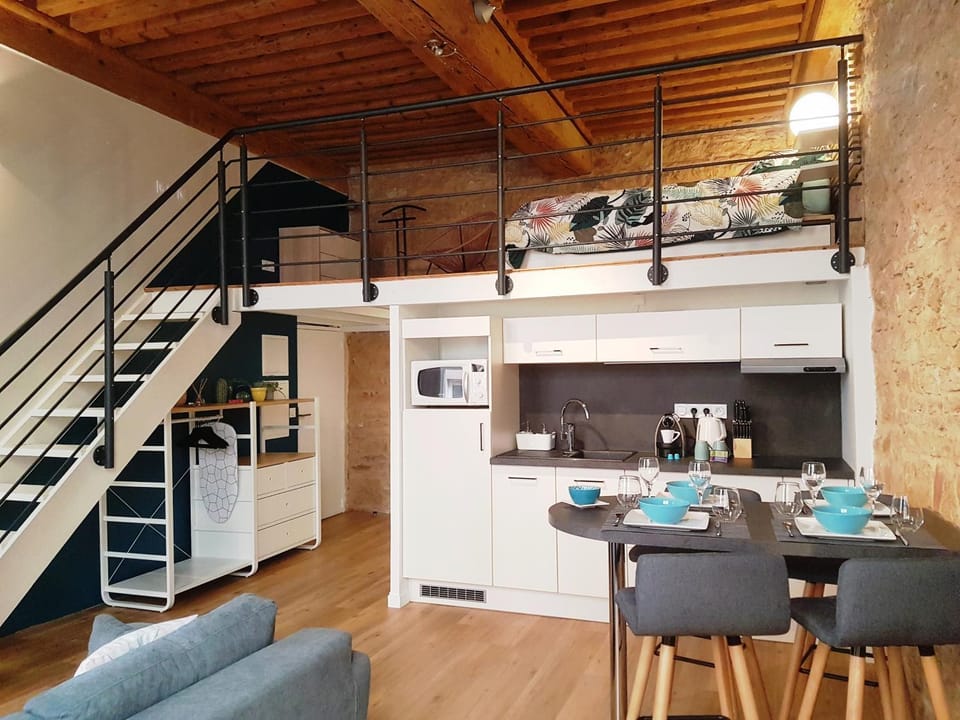 Kitchen or kitchenette, Dining area