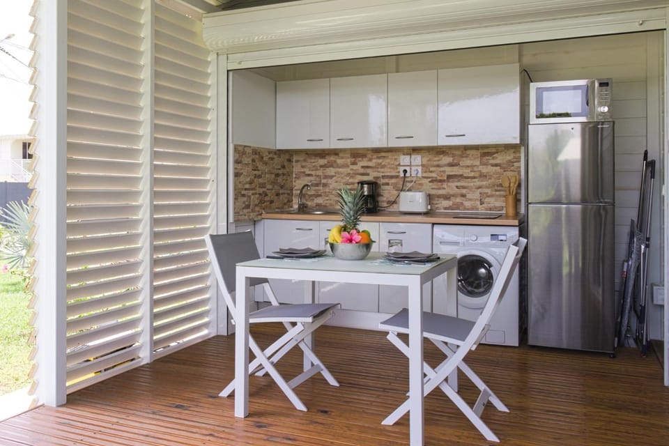 Patio, Kitchen or kitchenette, Dining area, minibar, pet friendly, stove, washing machine