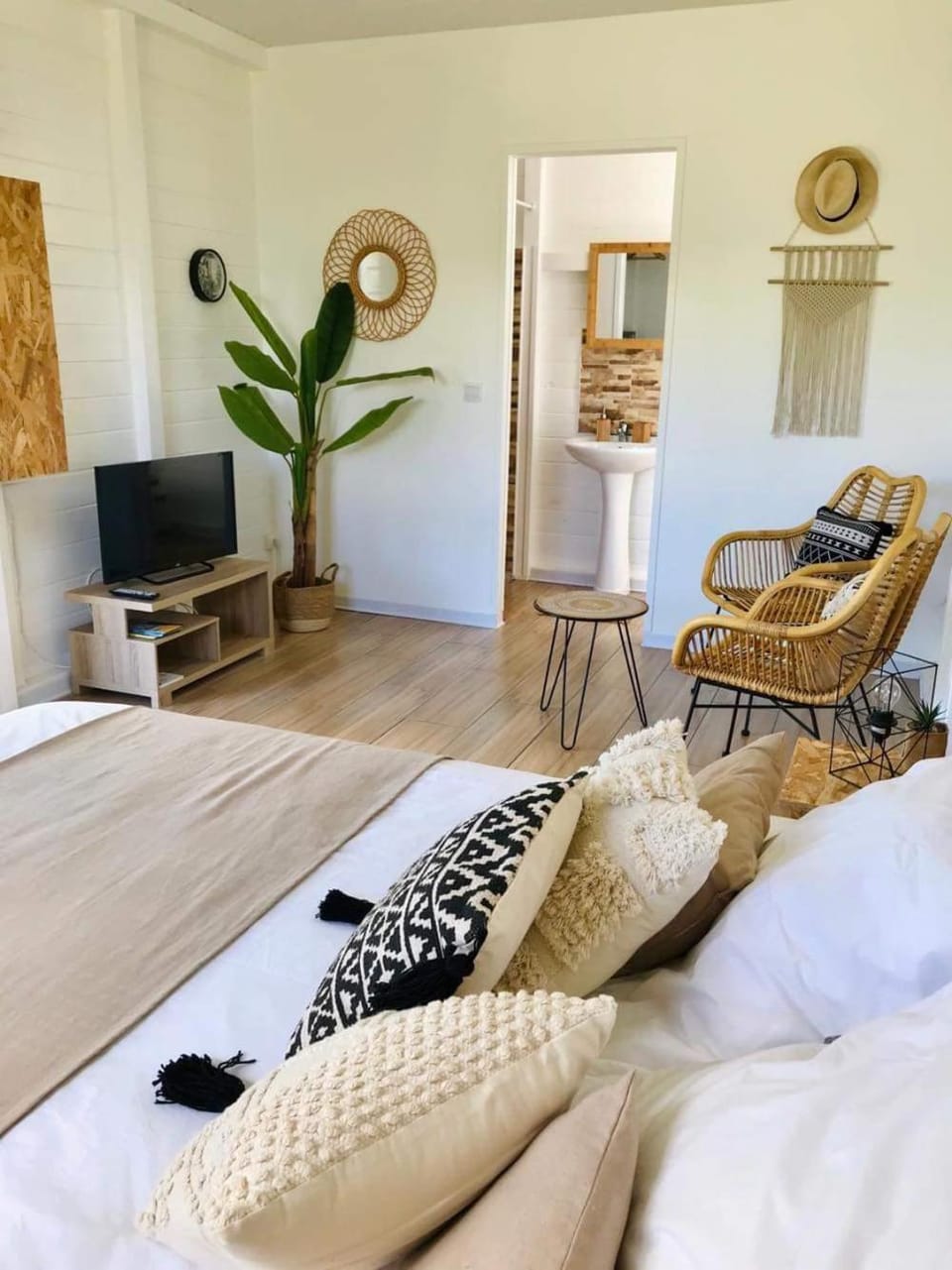 Photo of the whole room, Bedroom