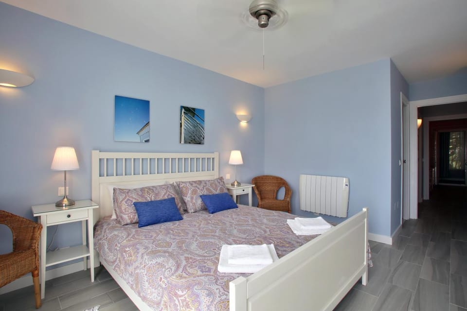 Photo of the whole room, Decorative detail