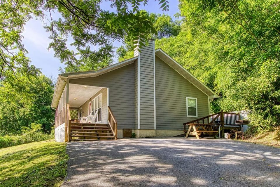 River Song, Near River, Hot Tub, Foosball, WIFI 560 FREE tickets each paid day! Chalet in Sevier County