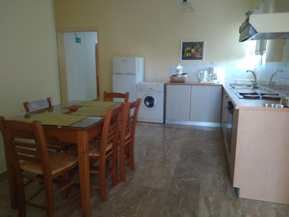 Kitchen or kitchenette, Seating area, Dining area