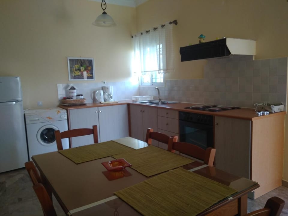 Kitchen or kitchenette, Seating area, Dining area