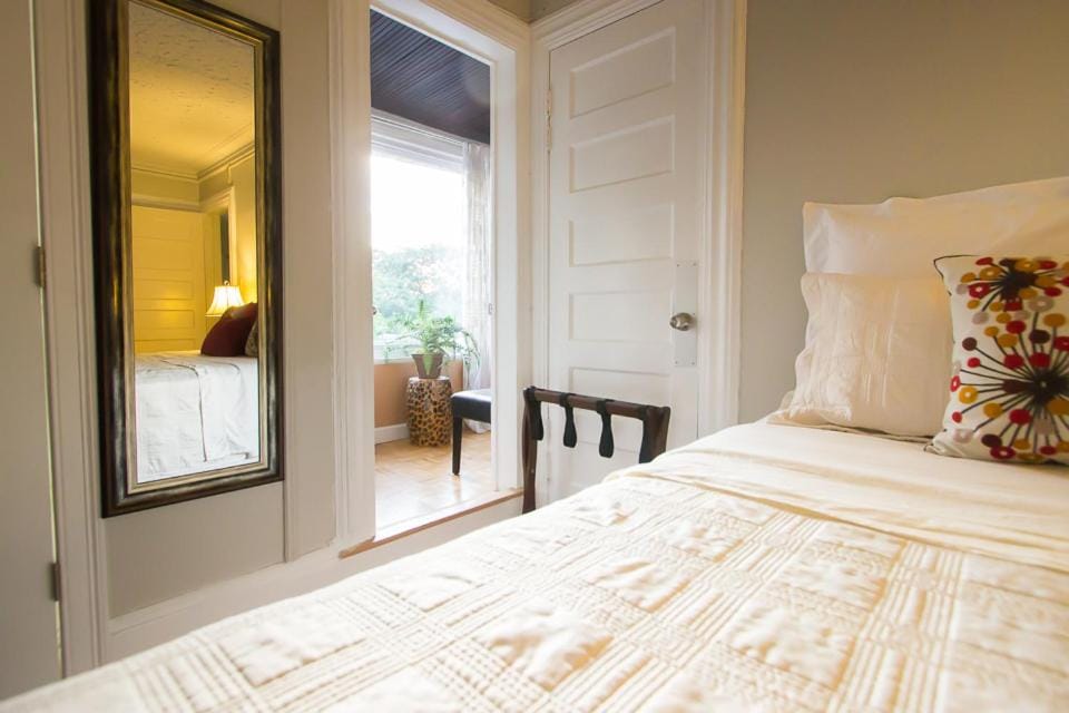 Bed, Day, Photo of the whole room, Bedroom, City view, Quiet street view
