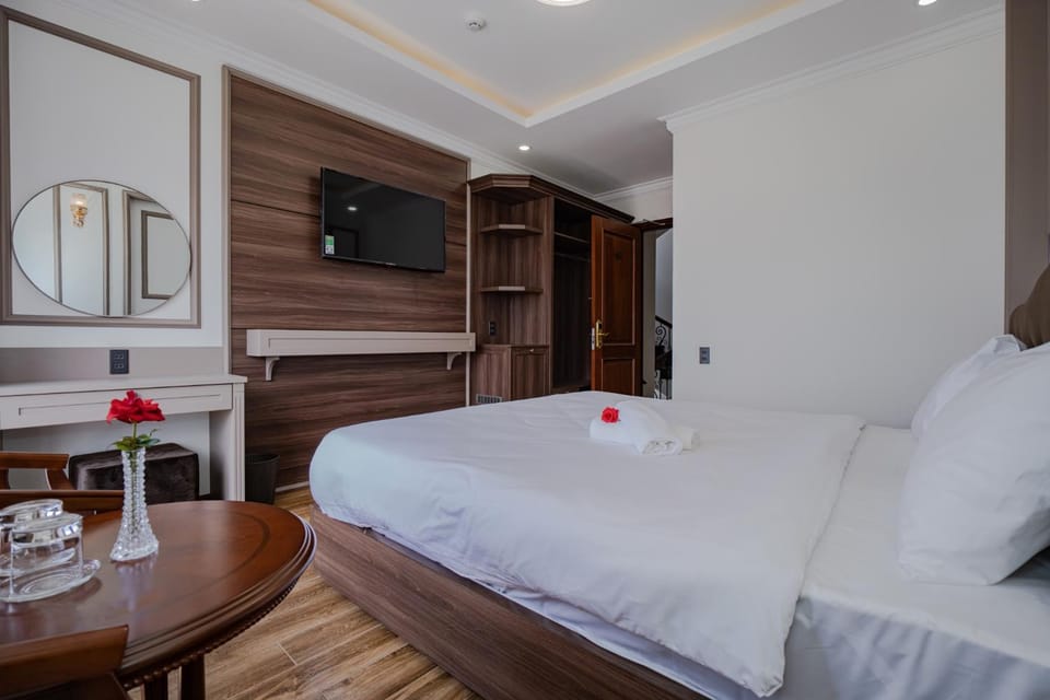 Photo of the whole room, Bedroom