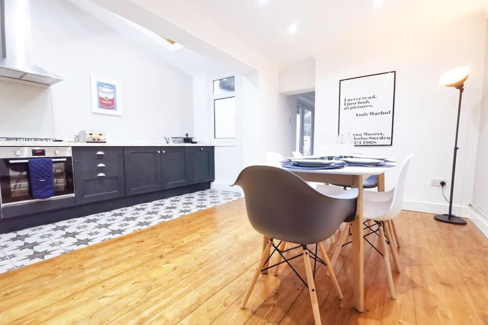 Kitchen or kitchenette, Communal kitchen