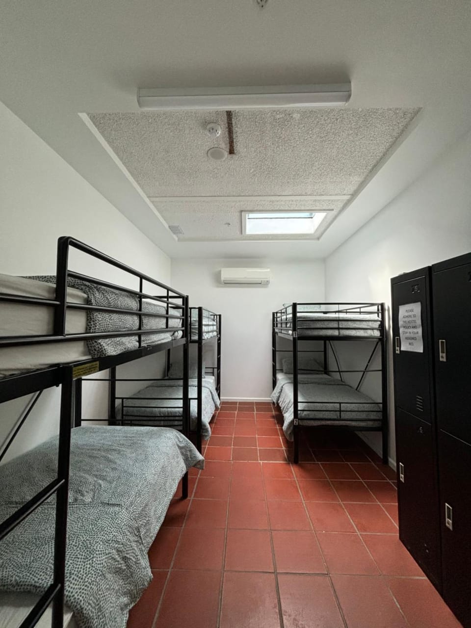 Bed, Photo of the whole room, Bedroom, bunk bed, air conditioner