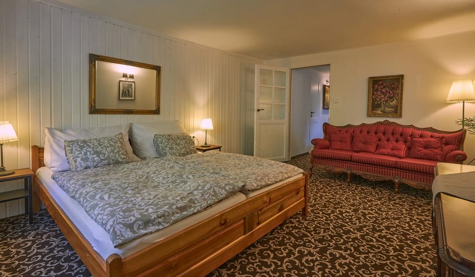 Bed, Photo of the whole room, Seating area, Bedroom
