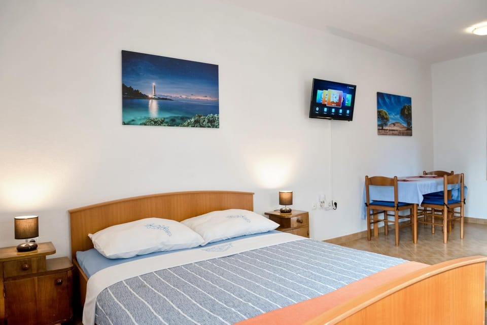 TV and multimedia, Dining area, Bedroom