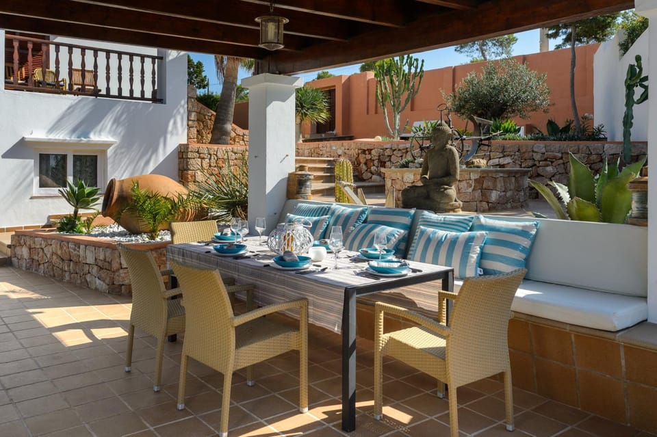 Dining area, Swimming pool, Swimming pool