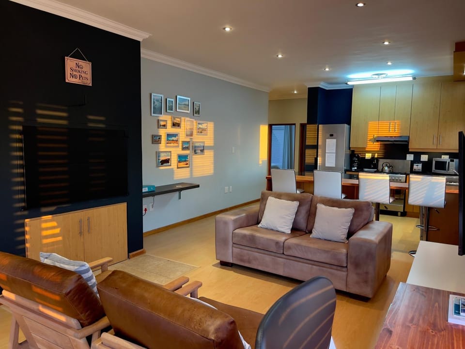 Kitchen or kitchenette, Living room, Seating area