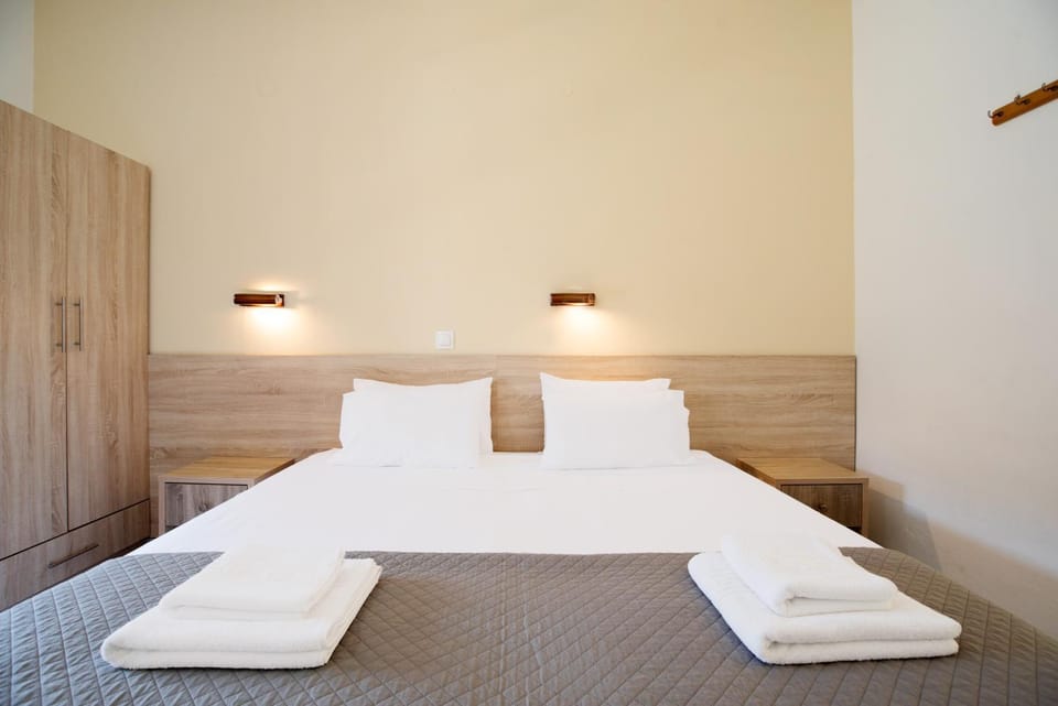 Bed, towels