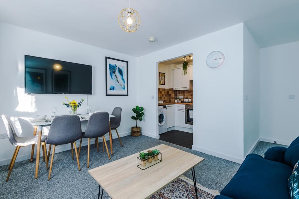 TV and multimedia, Living room, Seating area, Dining area