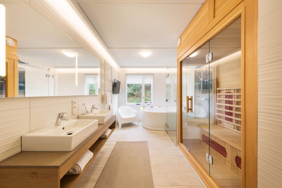 Hot Tub, Sauna, Bathroom