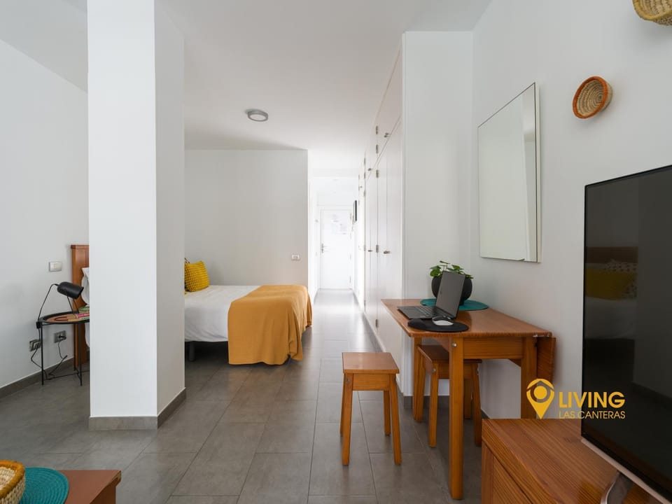 Bed, TV and multimedia, Seating area, Bedroom, wardrobe