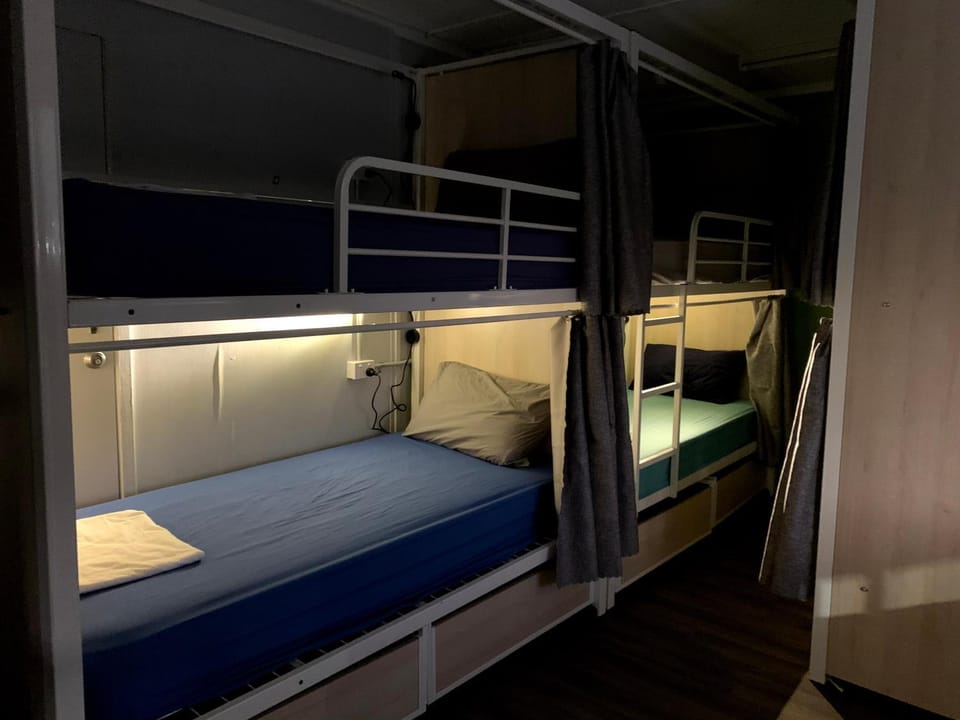 Bedroom, bunk bed