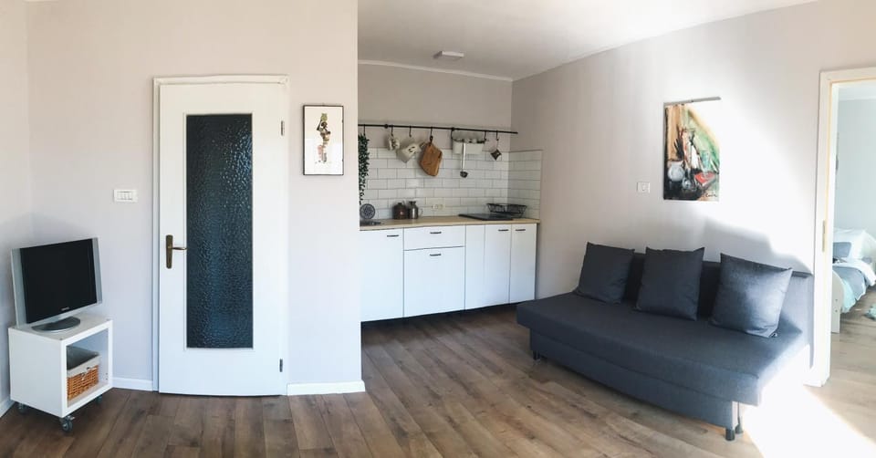 Kitchen or kitchenette, Living room, Seating area, Communal kitchen