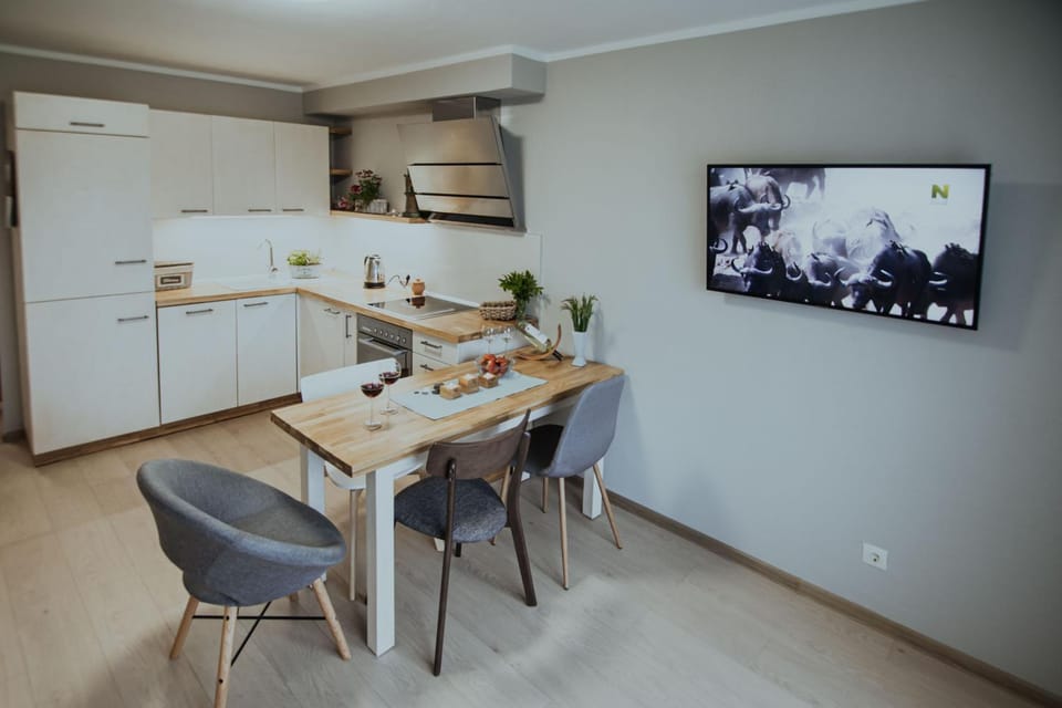 Kitchen or kitchenette, Dining area